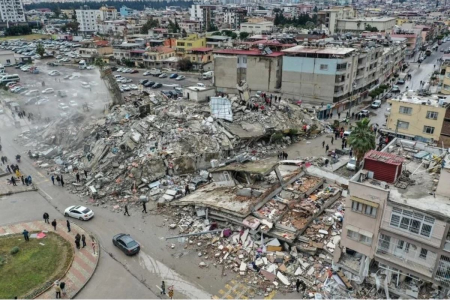 <p>Merkez üssü Kahramanmaraş olan ve 10’dan fazla şehrimizi etkileyen iki büyük deprem sonrası çevre illerde de  meydana gelen Akyurt Sanayici ve İş İnsanları Derneği Yönetim Kurulu olarak Başkanımız Murat Karakaş'ın firması Viola Ofis Mobilyalarında erken saatlerde yapılacak yardımları görüşmek üzere toplantı yapıldı.</p><p>Toplantı sonrası dernek üyelerimizle iletişime  geçerek yapabilecekleri yardımlar konusunda bilgi verildi. </p><p>Kimi üyemiz kışlık ayakkabı,  kimi üyemiz battaniye, kimi üyemiz yatak yardımında bulundu. Toplanan maddi yardımlarla gıda kolisi, temizlik malzemeleri, bebek bezi v.b malzemelerin olduğu bir tırı deprem bölgesine gönderdik.</p><p>Yardımda bulunan tüm üyelerimize teşekkürlerimizi sunuyoruz.</p>