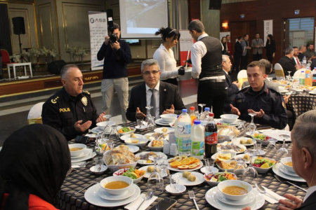 <p><br></p><p>AKSİAD'ın iftar daveti geniş bir katılımla üyemiz Park Alyans Salonunda yapıldı. </p><p>Başkanımız Murat Karakaş ve Yönetim Kurulu Üyelerimizin ev sahipliğindeki İftar davetine Ankara Vali Yardımcısı Metin Selçuk, Ediz Sürücü, Akyurt Kaymakamı Mehmet Tunç, Akyurt Belediye Başkanı Hilal Ayık, İlçe Emniyet Müdürü Mahmut Baloğlu, İlçe Garnizon Komutanı Jan. Üstğm Emrecan Engün, İlçe kamu kurum ve kuruluşlarının amirleri, Siyasi partilerin Akyurt Belediye Başkan Adayları, İlçe Başkanları, Belediye Meclis Üyesi Adayları,  Aksiad Yönetim Kurulu Üyeleri, Aksiad Üyeleri, Akyurt'ta bulunan firmaların temsilcileri katıldı.</p><p>18 Mart Çanakkale Zaferinin 109. Yılı ve Şehitleri Anma Günü'nün de unutulmadığı davette Başkan Murat Karakaş davetlilerle yakından ilgilendi.</p>