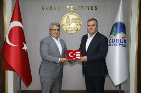 <p><span style="color: rgb(0, 0, 0); font-family: -apple-system, BlinkMacSystemFont, &quot;Segoe UI&quot;, Roboto, Helvetica, Arial, sans-serif; font-size: 18px;">Çubuk Belediye Başkanı Baki Demirbaş'ı yeniden seçilmesi sebebiyle tebrik ziyaretinde bulunduk.</span><br style="color: rgb(0, 0, 0); font-family: -apple-system, BlinkMacSystemFont, &quot;Segoe UI&quot;, Roboto, Helvetica, Arial, sans-serif;"><br style="color: rgb(0, 0, 0); font-family: -apple-system, BlinkMacSystemFont, &quot;Segoe UI&quot;, Roboto, Helvetica, Arial, sans-serif;"><span style="color: rgb(0, 0, 0); font-family: -apple-system, BlinkMacSystemFont, &quot;Segoe UI&quot;, Roboto, Helvetica, Arial, sans-serif; font-size: 18px;">Gündeme ilişkin konuların görüşüldüğü ziyarette nazik misafirperverliklerinden ötürü Çubuk Belediye Başkan Av. Baki Demirbaş ve Başkan Yardımcısı Lokman Kılıç'a teşekkür ediyoruz.</span><br style="color: rgb(0, 0, 0); font-family: -apple-system, BlinkMacSystemFont, &quot;Segoe UI&quot;, Roboto, Helvetica, Arial, sans-serif;"><br style="color: rgb(0, 0, 0); font-family: -apple-system, BlinkMacSystemFont, &quot;Segoe UI&quot;, Roboto, Helvetica, Arial, sans-serif;"><span style="color: rgb(0, 0, 0); font-family: -apple-system, BlinkMacSystemFont, &quot;Segoe UI&quot;, Roboto, Helvetica, Arial, sans-serif; font-size: 18px;">Ziyarete Başkanımız Murat Karakaş, Başkan Yardımcımız Hüseyin Demirel, Yönetim Kurulu Üyelerimizden Ertekin Şan, Sinan Yamam ve Üyemiz VNN Mobilya'dan Hüseyin İnci ile Çubuk Belediye Başkan Yardımcısı Lokman Kılıç katıldı.</span><br></p>