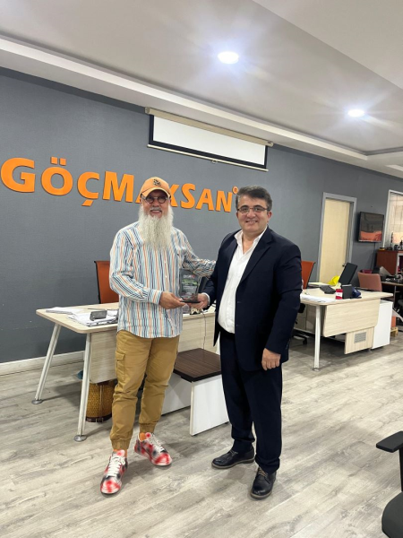 <p><span style="white-space-collapse: preserve; font-size: 18px;">Üyelerimizden Mehmet Göçmen'i ziyaret ettik. </span><br><br><span style="white-space-collapse: preserve; font-size: 18px;">Hafif inşaat makinaları üreten firması Göçmaksan'ı gezdiren Mehmet Göçmen üretimleri ve ihracatları hakkında bilgi verdi. Ziyaret sonunda Mehmet Göçmen'e katkılarından dolayı plaketini Başkanımız Murat Karakaş verdi.</span><br><br><span style="white-space-collapse: preserve;"><span style="font-size: 18px;">Ziyarete AKSİAD Başkanı Murat Karakaş, Başkan Vekilimiz Ayşegül Türksever Yaylacı, Başkan Yardımcımız Hüseyin Demirel, Yönetim Kurulu Üyelerimizden Ertekin Şan ve Mehmet Balıkçıoğlu ile Üyemiz Hüseyin İnci katıldı.</span> </span><br><br><span style="white-space-collapse: preserve; font-size: 18px;">Üyemiz Mehmet Göçmen'e nazik ev sahipliklerinden ötürü teşekkür ederiz.</span><br></p>