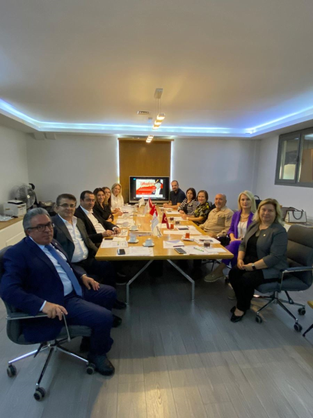 <p><span style="font-size: 18px;">Kurucu üyesi olduğumuz İç Anadolu Sanayici ve İş İnsanları Dernekleri Federasyonu İÇASİFED'in Ekim ayı Yönetim Kurulu Toplantısı İÇASİFED Başkan Vekili ve KAİSDER Başkanı Canan Karalar Yüksel'in firmasında yapıldı.&nbsp;</span><br></p><p><span style="font-size: 18px;">Gündeme ilişkin maddelerin görüşüldüğü toplantıda Cumhuriyet Balosu'na ait detaylar da görüşüldü.</span><br></p><p><span style="font-size: 18px;">Derneğimizi AKSİAD Başkanı Murat Karakaş ve Yönetim Kurulu Üyemiz Kemal M. Bereket'in temsil ettiği toplantıda İÇASİFED ve OSİAD Başkanı Süleyman Ekinci, İÇASİFED ve OSİAD Başkan Yardımcısı Ö. Tayfun Angın, İÇASİFED Genel Sekreteri ve HASSİAD Yönetim Kurulu Üyesi Büşra Kesik Canbulut, İÇASİFED Yönetim Kurulu Üyesi ve OSİAD Yönetim Kurulu Üyesi Esat Hisarcıklılar, İÇASİFED Yönetim Kurulu Üyesi ve ANGİKAD Başkanı Gözde Diker katıldı.</span></p><p><span style="font-size: 18px;">İÇASİFED Başkan Vekili ve KAİSDER Başkanı Canan Karalar Yüksel'e nazik ev sahipliği için teşekkür ederiz.</span></p>