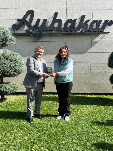<p><span style="color: rgb(0, 0, 0); font-family: -apple-system, BlinkMacSystemFont, &quot;Segoe UI&quot;, Roboto, Helvetica, Arial, sans-serif; font-size: 18px;">Üyelerimizden Serra Yıldız'ı ziyaret ettik.</span><br style="color: rgb(0, 0, 0); font-family: -apple-system, BlinkMacSystemFont, &quot;Segoe UI&quot;, Roboto, Helvetica, Arial, sans-serif;"><br style="color: rgb(0, 0, 0); font-family: -apple-system, BlinkMacSystemFont, &quot;Segoe UI&quot;, Roboto, Helvetica, Arial, sans-serif;"><span style="color: rgb(0, 0, 0); font-family: -apple-system, BlinkMacSystemFont, &quot;Segoe UI&quot;, Roboto, Helvetica, Arial, sans-serif; font-size: 18px;">Un fabrikaları kurulumu yapan firması Aybakar A.Ş hakkında bilgi veren Serra Yıldız'a katkılarından dolayı plaketini Başkanımız Murat Karakaş verdi.</span><br style="color: rgb(0, 0, 0); font-family: -apple-system, BlinkMacSystemFont, &quot;Segoe UI&quot;, Roboto, Helvetica, Arial, sans-serif;"><br style="color: rgb(0, 0, 0); font-family: -apple-system, BlinkMacSystemFont, &quot;Segoe UI&quot;, Roboto, Helvetica, Arial, sans-serif;"><span style="color: rgb(0, 0, 0); font-family: -apple-system, BlinkMacSystemFont, &quot;Segoe UI&quot;, Roboto, Helvetica, Arial, sans-serif; font-size: 18px;">Ziyarete AKSİAD Başkanı Murat Karakaş, Başkan Vekilimiz Ayşegül Türksever Yaylacı, Başkan Yardımcımız Hüseyin Demirel, Yönetim Kurulu Üyelerimizden Ertekin Şan katıldı.</span><br style="color: rgb(0, 0, 0); font-family: -apple-system, BlinkMacSystemFont, &quot;Segoe UI&quot;, Roboto, Helvetica, Arial, sans-serif;"><br style="color: rgb(0, 0, 0); font-family: -apple-system, BlinkMacSystemFont, &quot;Segoe UI&quot;, Roboto, Helvetica, Arial, sans-serif;"><span style="color: rgb(0, 0, 0); font-family: -apple-system, BlinkMacSystemFont, &quot;Segoe UI&quot;, Roboto, Helvetica, Arial, sans-serif; font-size: 18px;">Üyemiz Serra Yıldız'a nazik ev sahipliklerinden ötürü teşekkür ederiz.</span></p>