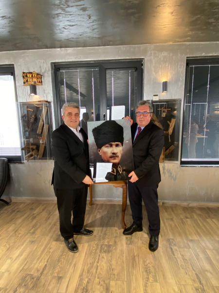<p style="text-align: justify; "><b><span style="font-size: 18px;">İÇASİFED OCAK AYI YÖNETİM KURULU TOPLANTISI DERNEĞİMİZ EV SAHİPLİĞİNDE AKYURT'TA GERÇEKLEŞTİRİLDİ.</span></b></p><p><br></p><p style="text-align: justify; "><span style="font-size: 18px;">Kurucu üyesi olduğumuz İç Anadolu Sanayici ve İş İnsanları Dernekleri Federasyonu İÇASİFED'in 2025 yılı ilk Yönetim Kurulu Toplantısı derneğimiz ev sahipliğinde Akyurt'ta gerçekleştirildi. </span></p><p style="text-align: justify; "><span style="font-size: 18px;">Akyurt ve Akyurt Sanayisi hakkında bilgi veren Başkan Murat Karakaş, Akyurt'un son yıllardaki gelişiminden ve Ankara Sanayisindeki öneminden bahsetti. </span></p><p style="text-align: justify; "><span style="font-size: 18px;">Toplantı da daha sonra İÇASİFED'in 2024 yılı faaliyet raporunun okunarak,  2025 yılı plan ve projeleri hakkında istişarelerde bulunuldu.</span></p><p style="text-align: justify; "><span style="font-size: 18px;">Toplantıya İÇASİFED ve OSİAD Başkanı Süleyman Ekinci, İÇASİFED Başkan Vekili ve KAİSDER Başkanı Canan Karalar Yüksel, İÇASİFED Saymanı ve AKSİAD Yönetim Kurulu Üyesi Kemal M. Bereket, İÇASİFED Genel Sekreteri ve HASANOĞLAN SİAD Yönetim Kurulu Üyesi Büşra Kesik Canbulut, İÇASİFED Yönetim Kurulu Üyesi ve ANGİAD Y.K. Üyesi Serhan Yıldız, İÇASİFED Yönetim Kurulu Üyesi ve ANGİKAD Başkanı Gözde Diker, İÇASİFED Yönetim Kurulu Üyesi ve TÜKD Başkanı E. Meral Güler, İÇASİFED Yönetim Kurulu Üyesi ve GAYA Başkanı L. Yurdum Hasgül, İÇASİFED Yönetim Kurulu Üyesi ve OSİAD Genel Sekreteri Ekrem Soylu ve İÇASİFED Yönetim Kurulu Üyesi ve KAZAN SİAD Başkanı Ali Güzey katılım sağladılar.</span></p>