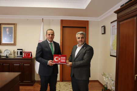 <p style="text-align: justify; "><span style="font-size: 18px;">İlçemize yeni atanan Kaymakam Hamit Genç'i ziyaret ederek yeni görevinde başarılar diledik.</span></p><p style="text-align: justify; "><br></p><p style="text-align: justify; "><span style="font-size: 18px;">Ziyarete Başkanımız Murat Karakaş, Yönetim Kurulu Sayman Üyemiz Hasan Köseoğlu, Yönetim Kurulu Üyelerimizden Ertekin Şan ve Enes Karakuş katıldı.</span></p>