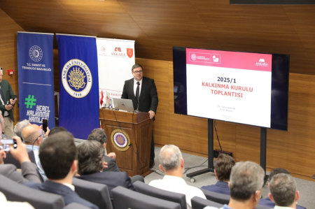 <p class="text-align-justify" style="margin-bottom: 1rem; text-align: justify; color: rgb(59, 59, 59); font-family: Poppins, Arial, Verdana, sans-serif; font-size: 16px;">Ankara Sanayi Odası 1. OSB Yönetim Kurulu Üyesi Mustafa Serdar Tütek tarafından, Kalkınma Kurulu bünyesinde oluşturulan alt çalışma gruplarına ilişkin bir sunum gerçekleştirildi. Tütek, bu grupların Kurulun karar alma süreçlerini daha katılımcı ve etkili hale getirmesinin beklendiğini belirterek; yalnızca mevcut durumu analiz etmekle kalmayacaklarını, aynı zamanda çözüm önerileri geliştirerek bölgesel kalkınma süreçlerine doğrudan katkı sunmalarının hedeflendiğini ifade etti. Ayrıca, sürecin çok paydaşlı bir yaklaşımla yürütülmesinin, Ankara’nın sürdürülebilir kalkınma vizyonuna önemli katkılar sağlayacağını vurguladı.</p><p class="text-align-justify" style="margin-bottom: 1rem; text-align: justify; color: rgb(59, 59, 59); font-family: Poppins, Arial, Verdana, sans-serif; font-size: 16px;">Kültür, Turizm ve Yaratıcı Endüstriler Çalışma Grubu adına sunum yapan İl Kültür ve Turizm Müdür Yardımcısı Erhan Karakaya ise yıl sonuna kadar tamamlanması planlanan Ankara Turizm Master Planı’na dikkat çekti. Karakaya ayrıca, tarihi Ankara bölgesinin turizm açısından cazibe merkezi haline getirilmesi için yapılan önerileri kalkınma kurulu üyeleri ile paylaştı.</p>
