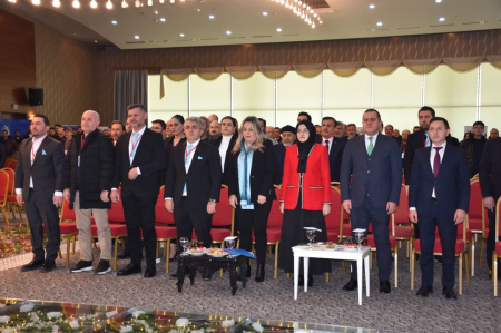 <p class="MsoNormal" style="text-align:justify"><span style="font-size:12.0pt;
line-height:107%;font-family:" verdana",sans-serif"=""><span style="font-size: 14pt;">Derneğimizin 16. Olağan
Genel Kurulu Park Alyans Balo Salonu'nda Akyurt Kaymakamı Sayın Hamit GENÇ,
Akyurt Belediye Başkanı Sayın Hilal AYIK ve Üyelerimizin yoğun katılımı ile
yapıldı.</span><o:p></o:p></span></p><p class="MsoNormal" style="text-align:justify"><span style="font-size:12.0pt;
line-height:107%;font-family:" verdana",sans-serif"=""><span style="font-size: 14pt;">Saygı duruşu ve İstiklal
Marşı'nın ardından 2023 - 2025 yıllarını kapsayan ve faaliyetlerimizi anlatan
kısa filmin gösterimi yapıldı. Daha sonra açılış konuşmasını yapan Başkan Murat
KARAKAŞ, bugüne kadar yapılan çalışmalar hakkında bilgi vererek AKSİAD'ın
yapımı sona eren Dernek binasını anlattı.</span><o:p></o:p></span></p><p class="MsoNormal" style="text-align:justify"><span style="font-size:12.0pt;
line-height:107%;font-family:" verdana",sans-serif"=""><span style="font-size: 14pt;">Daha sonra kürsüye gelen
Akyurt Belediye Başkanı Hilal AYIK, Akyurt  Sanayisine olan
katkılarından  bahsederek dolayı AKSİAD'a başarılı çalışmalarından ötürü
teşekkür etti.</span><o:p></o:p></span></p><p class="MsoNormal" style="text-align:justify"><span style="font-size:12.0pt;
line-height:107%;font-family:" verdana",sans-serif"=""><span style="font-size: 14pt;">Son olarak kürsüye gelen
Akyurt Kaymakamı Hamit GENÇ'te Akyurt'un örnek bir dernek olduğuna değindi.</span><o:p></o:p></span></p><p class="MsoNormal" style="text-align:justify"><span style="font-size:12.0pt;
line-height:107%;font-family:" verdana",sans-serif"=""><span style="font-size: 14pt;">AKSİAD'ın
2023-2025 dönemi yönetiminde görevlerini ifa eden Yönetim Kurulu Üyelerine
verilmek üzere hazırlanan plaketleri Akyurt Kaymakamı Sn. Hamit GENÇ tarafından
verildi. </span><o:p></o:p></span></p><p class="MsoNormal" style="text-align:justify"><span style="font-size:12.0pt;
line-height:107%;font-family:" verdana",sans-serif"=""><span style="font-size: 14pt;">Daha sonra Sanayimize,
üretime ve ustalık kültürüne emeğiyle, alın teriyle büyük katkılar sunan
değerli sanayicilerimize verilmek üzere hazırlanan onur plaketlerini Akyurt
Belediye Başkanı Sn. Hilal AYIK tarafından verildi.</span><o:p></o:p></span></p><p class="MsoNormal" style="text-align:justify"><span style="font-size:12.0pt;
line-height:107%;font-family:" verdana",sans-serif"=""><span style="font-size: 14pt;">Derneğimizin 2023-2025
yılları arasındaki Faaliyetlerini anlatan kısa filmin, Gelir Gider Tabloları ve
Denetim Kurulu Raporunun okunması ve ayrı ayrı onaylanarak kabul edilmesinden
sonra Divan Başkanı Murat KOPAN gündemin diğer bir maddesi olan Yönetim ve
Denetim Kurulu ile Yüksek İstişare ve Onur Kurulu üyelerinin ibra edilmesini
genel kurula katılanların oylarına sundu. Oylama sonucu Murat KARAKAŞ
Başkanlığındaki AKSİAD Yönetim Kurulu Üyeleri ile diğer tüm kurul üyeleri ibra
edildi.</span><o:p></o:p></span></p><p class="MsoNormal" style="text-align:justify"><span style="font-size:12.0pt;
line-height:107%;font-family:" verdana",sans-serif"=""><span style="font-size: 14pt;">Dernek Tüzüğümüzde
değiştirilecek veya eklenecek maddelerin okunması için Divan Kurulu Üyesi
Nurcan KARA tarafından okundu. Okunan tüm maddeler tek tek Divan Başkanı Murat
KOPAN tarafından genel kurula katılan üyelerin oyları ile kabul edildi.</span><o:p></o:p></span></p><p class="MsoNormal" style="text-align:justify"><span style="font-size:12.0pt;
line-height:107%;font-family:" verdana",sans-serif"=""><span style="font-size: 14pt;">Gündemin bir diğer maddesi
olan federasyon nezdinde derneğimizi temsil edecek delegelerin belirlenmesi
maddesinde Divan Başkanı, seçilecek Yönetim Kurulunun delegeleri daha sonra
belirlemesi için Genel Kurula katılanlardan yetki istemiştir. Divan Başkanının
bu önerisi genel kurula katılanlarca kabul edilmiştir.</span><o:p></o:p></span></p><p class="MsoNormal" style="text-align:justify"><span style="font-size:12.0pt;
line-height:107%;font-family:" verdana",sans-serif"=""><span style="font-size: 14pt;">Genel Kurulun en önemli
maddesi olan dernek organları seçimi için Divan Başkanı Genel Kurula
katılanlara görev almak isteyen olup olmadığını sorması üzerine Ayşegül
TÜRKSEVER YAYLACI ve Yasin DEMİRAYAK Yönetim Kurulu aday listelerini Divan
Başkanına sunmuşlardır.</span><o:p></o:p></span></p><p class="MsoNormal" style="text-align:justify"><span style="font-size:12.0pt;
line-height:107%;font-family:" verdana",sans-serif"=""><span style="font-size: 14pt;">Bunun  üzerine Divan
Başkanı yapılacak seçime hazırlanılması amacıyla Genel Kurula 15 dk. ara verdi.
Verilen sürenin bitiminden sonra Dernek Organları seçimine geçildi. Hazirun
Listesinde ismi bulunan tüm üyeler sandık başına giderek oylarını kullandı. </span><o:p></o:p></span></p><p class="MsoNormal" style="text-align:justify"><span style="font-size:12.0pt;
line-height:107%;font-family:" verdana",sans-serif"=""><span style="font-size: 14pt;">Divan Başkanı her iki
listeden birer kişiyle birlikte oluşturduğu Sandık Heyeti ile oyların tasnifini
yaparak verilen oyları saydı. Yapılan sayıma sonunda Murat KARAKAŞ ve Yönetim
Kurulu Listesinin 134 oy, Mümtaz ŞİMŞEK ve Yönetim Kurulu Listesinin 58 oy
aldığını, 1 oyun da geçersiz sayıldığını belirterek AKSİAD 16. Olağan Genel
kurulunu Murat KARAKAŞ ve Yönetim Kurulu Listesinin kazandığını belirterek
kendisine ve Yönetim Kuruluna başarılar diledi. </span><o:p></o:p></span></p><p class="MsoNormal" style="text-align:justify"><span style="font-size:12.0pt;
line-height:107%;font-family:" verdana",sans-serif"=""><span style="font-size: 14pt;">Dilek ve temenniler
bölümünde söz alan Murat KARAKAŞ, genel kurula katılan tüm üyelere
teşekkürlerini sunarak AKSİAD’ı birlikte çok daha ileriye taşıyacaklarını ifade
etti.</span><o:p></o:p></span></p><p class="MsoNormal" style="text-align:justify"><span style="font-size: 14pt; line-height: 107%;" verdana",sans-serif"="">Gündemde olup da
görüşülmeyen konunun olmaması nedeniyle toplantıya son verildi.</span></p><p class="MsoBodyText" style="text-align:justify"><span style="font-size:11.0pt;
font-family:" arial",sans-serif;mso-ansi-language:tr"=""><o:p></o:p></span></p>