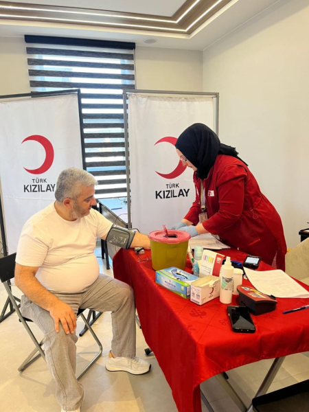 <p class="MsoNormal"><span style="font-size: 18px;">Türk Kızılay'ı iş birliğiyle; Akyurt Kaymakamlığı, Akyurt
Belediyesi ve derneğimizin katkıları ile Kan Bağışı etkinliği yapıldı. </span><br><span style="font-size: 18px;">
</span><br><span style="font-size: 18px;">
</span><span style="font-size: 18px;">Dernek binamızda yapılan etkinliğe Yönetim Kurulu Başkanımız Murat Karakaş,
"Sen de kan bağışçımız ol, ihtiyacı olan milyonları hayata
bağlayalım!" diyerek ilk bağışı gerçekleştirdi ve bu anlamlı kampanyanın
startını verdi.</span><br><span style="font-size: 18px;">
</span><br><span style="font-size: 18px;">
</span><span style="font-size: 18px;">Toplumsal dayanışmanın en güzel örneğini sergileyerek sedyeleri dolduran ve
hayat kurtarmak için kan veren tüm gönüllü bağışçılarımıza AKSİAD ailesi olarak
sonsuz teşekkürlerimizi sunuyoruz. Unutmayalım ki kurtarılan her hayat,
geleceğe bırakılmış en güzel mirastır.</span><o:p></o:p></p>